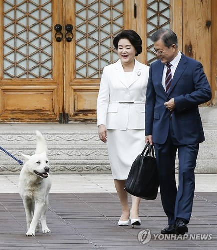 Trong ảnh là ông Moon Jae-in (phải) và phu nhân Kim Jung-sook rời khỏi phủ Tổng thống Cheong Wa Dae (Nhà Xanh) ở Seoul để lên đường sang Triều Tiên ngày 18/9.