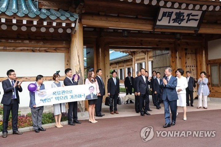 Tháp tùng Tổng thống Moon Jae-in lần này là phái đoàn gồm khoảng 100 thành viên.