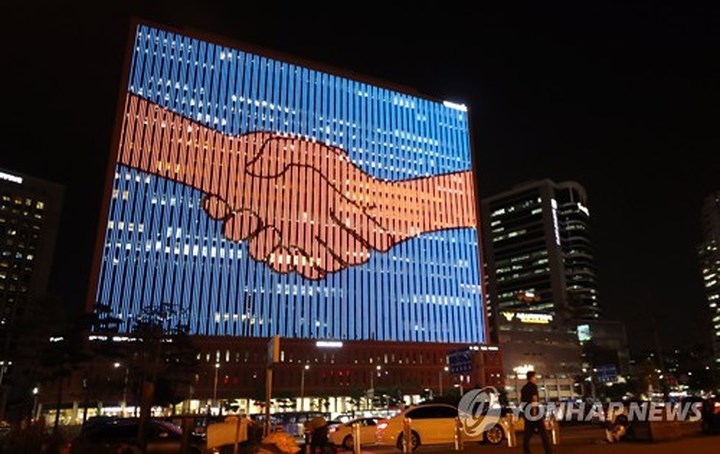 Còn ở trung tâm thủ đô của Hàn Quốc, tấm biển lớn ngoài tòa nhà Seoul Square từ tối qua (17/9) đã chiếu hình ảnh cái bắt tay thay cho lời chúc Thượng đỉnh liên Triều thành công.