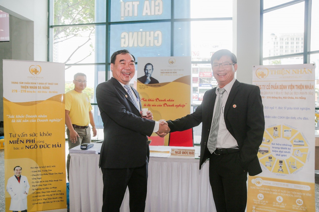 Thạc sĩ, bác sĩ Ngô Đức Hải, Giám đốc Thiện Nhân Hospital (trái) bắt tay ông Trần Quang Thành, Giám đốc PNJ Chi nhánh Miền Trung (phải).