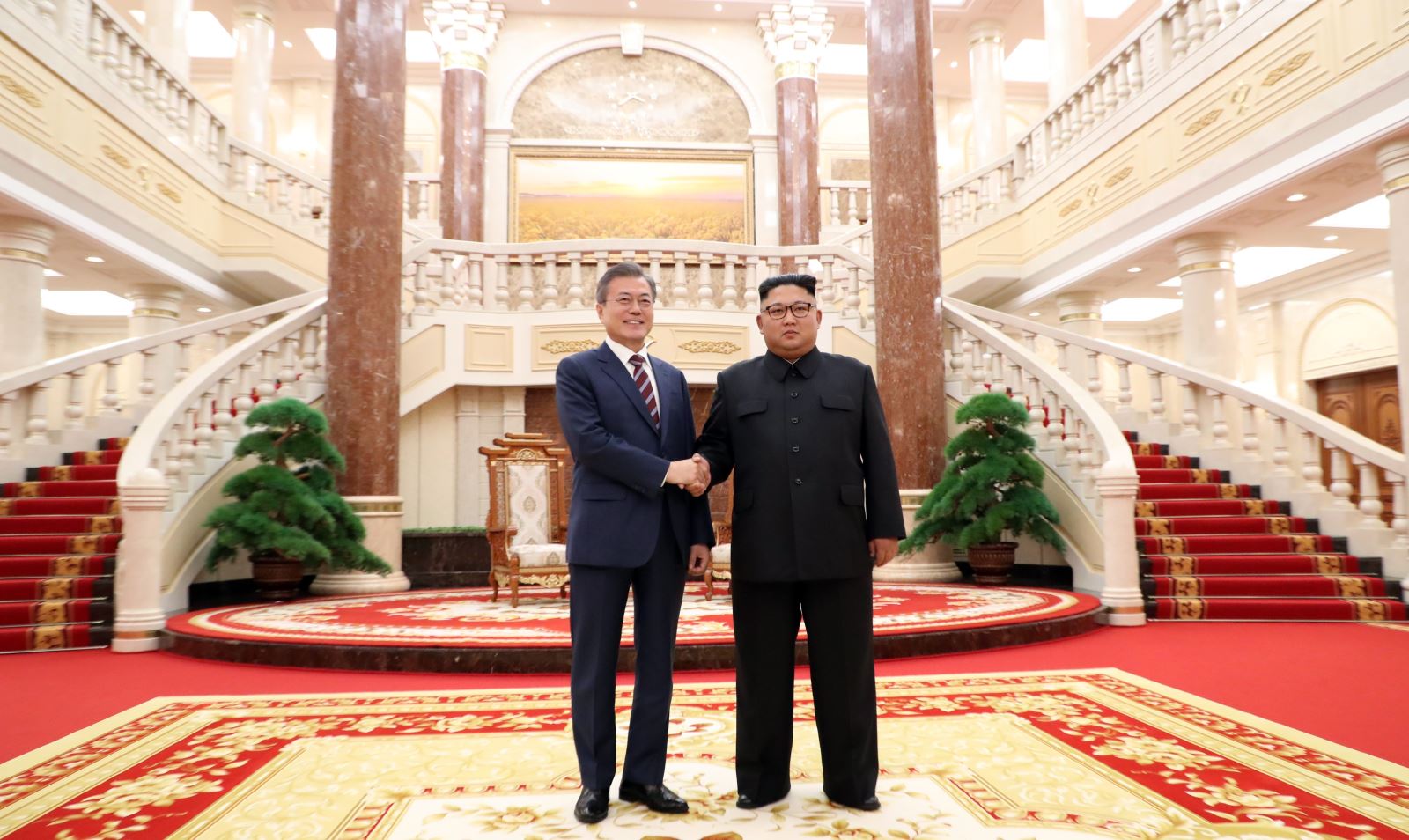 Nhà lãnh đạo Triều Tiên Kim Jong-un (phải) và Tổng thống Hàn Quốc Moon Jae-in (trái) tại cuộc hội đàm thượng đỉnh ở Bình Nhưỡng ngày 18/9/2018. Ảnh: THX/TTXVN