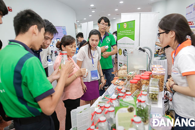 A business representative introducing his products at SURF 2018