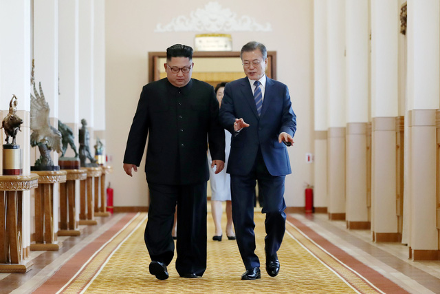 Tổng thống Moon Jae-in và nhà lãnh đạo Kim Jong-un họp thượng đỉnh lần 2 vào sáng 19/9. Đây là cuộc họp kín và chỉ có sự tham gia của hai nhà lãnh đạo.