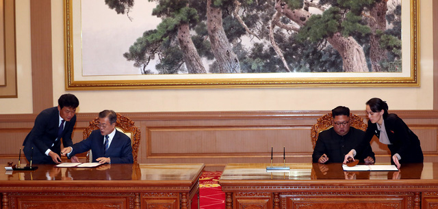 Hai nhà lãnh đạo ký tuyên bố chung sau cuộc họp thượng đỉnh tại Bình Nhưỡng.