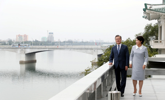 Tổng thống Hàn Quốc và phu nhân đi dạo sau bữa trưa.