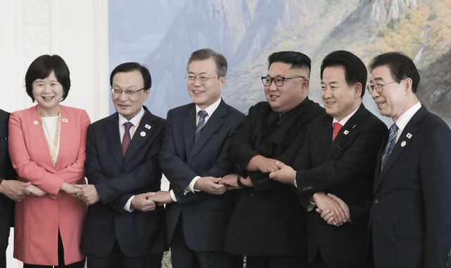 Nhà lãnh đạo Kim Jong-un bắt tay chéo cùng các quan chức cấp cao trong phái đoàn Hàn Quốc tới Triều Tiên.