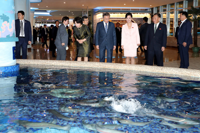 Tổng thống Moon Jae-in và phu nhân thích thú khi quan sát bể cá tại nhà hàng hải sản sông Taedong.