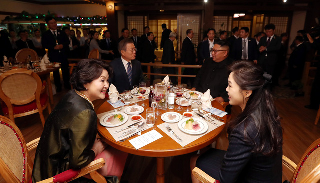 Tổng thống Moon cùng nhà lãnh đạo Kim Jong-un và hai phu nhân ăn tối tại nhà hàng hải sản sông Taedong ở Bình Nhưỡng.