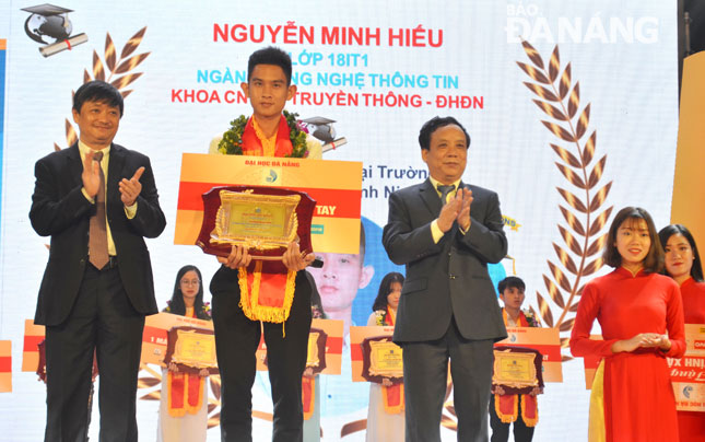 Phó Chủ tịch Thường trực UBND thành phố Đặng Việt Dũng (trái) và lãnh đạo Đại học Đà Nẵng vinh danh thủ khoa đại học 2018.
