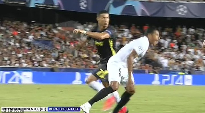 Phút 29, ở trận đấu giữa Valencia với Juventus, Ronaldo trong lúc chạy chỗ nhận đường tạt bóng của đồng đội đã va chạm với hậu vệ Jeison Murillo (Ảnh: BT Sports).