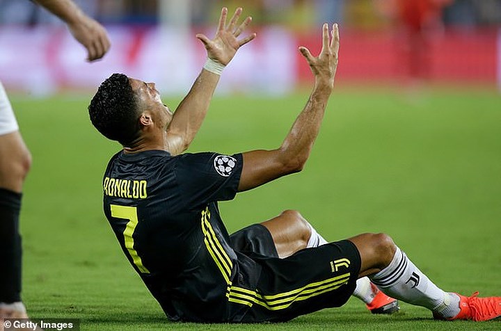 Ronaldo gào thét vì quyết định của trọng tài người Đức (Ảnh: Getty).