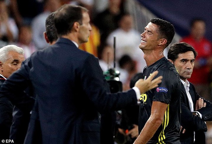 Ronaldo được ban huấn luyện động viên khi rời sân (Ảnh: EPA).