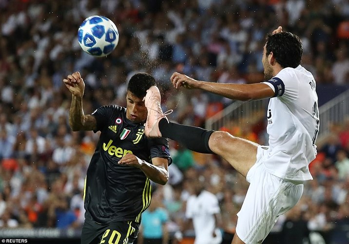 Mặc dù, Ronaldo bị truất quyền thi đấu, nhưng Juventus vẫn giành chiến thắng 2-0 trước Valencia nhờ 2 quả phạt đền (Ảnh: Reuters_