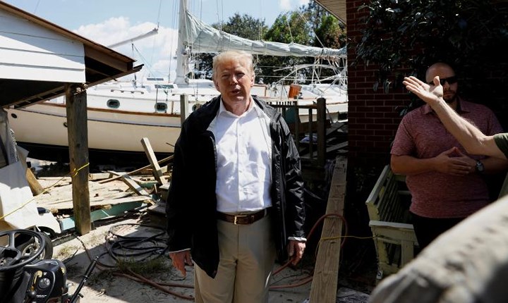 Tổng thống Donald Trump thị sát khu vực bị ảnh hưởng ở New Bern, Bắc Carolina.