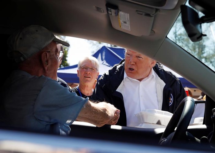 Ông Trump trò chuyện và bắt tay một người dân tại Bắc Carolina.