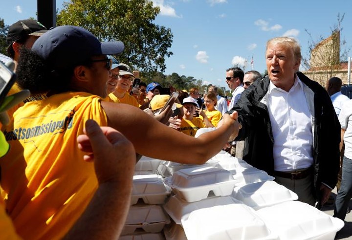 Nhà lãnh đạo Mỹ tới thăm một trung tâm phân phát hàng cứu trợ ở Bắc Carolina và tự tay phát đồ ăn cho người dân.