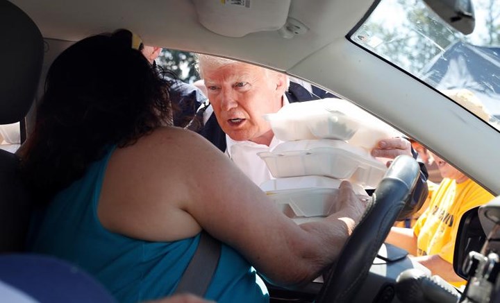 Ông Trump phát đồ ăn cứu trợ cho một phụ nữ khi tới New Bern, Bắc Carolina.