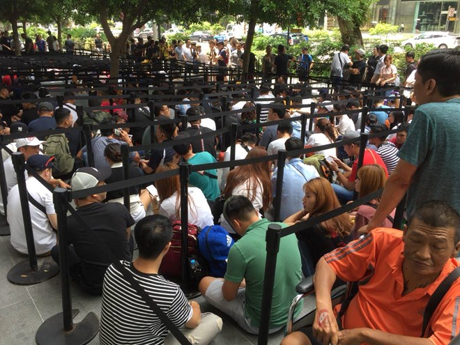 Hàng người xếp hàng đợi mua iPhone Xs ở Singapore, trưa 20/9. (Nguồn: straitstimes)
