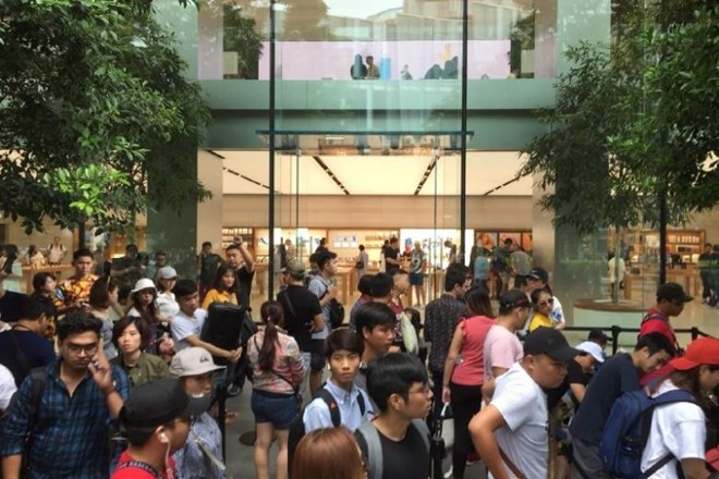Đám đông người mua hàng bên ngoài cửa hàng bán lẻ của Apple ở Singapore. (Nguồn: straitstimes)
