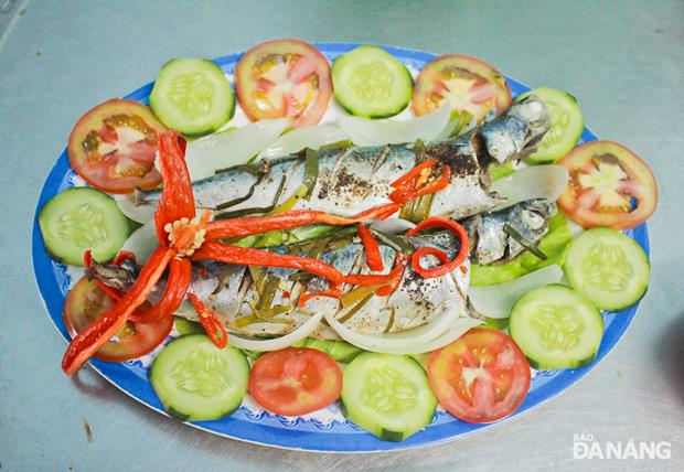‘Ca nuc hap cuon banh trang’ is very popular thanks to the sweet taste of steamed fish accompanied with fresh raw vegetables.