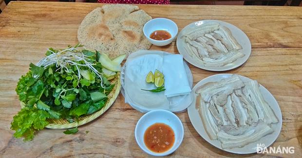 Like ‘ca nuc hap cuon banh trang’, ‘banh trang cuon thit heo’ boasts its fresh ingredients  and it is very popular with residents of Da Nang and Quang Nam Province.