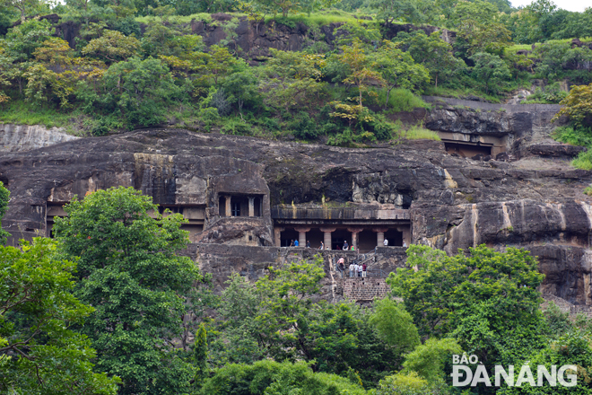 Ajanta có tất cả 30 hang, bao gồm Thánh đường Phật giáo và các khu tịnh xá (vihara). 