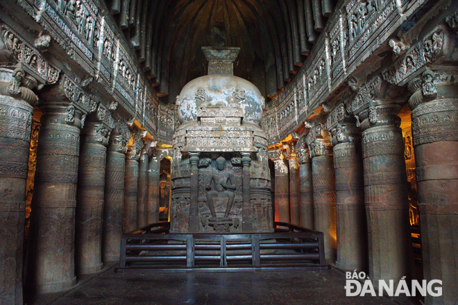 Tất cả các ngôi chùa hang Ajanta đều được tạo tác bằng cách đục khoét sâu vào lòng đá. Mặt ngoài, mỗi ngôi chùa thường có khoảng 20 cột đá đục đẽo liền từ núi đá nguyên thủy, rồi chạm khắc, trang trí công phu.