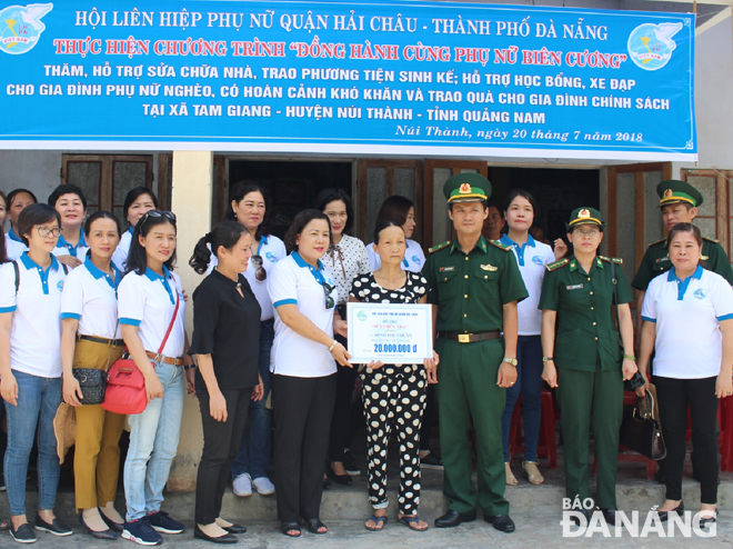 Hội Liên hiệp Phụ nữ quận Hải Châu phối hợp cùng Bộ Chỉ huy Bộ đội Biên phòng thành phố Đà Nẵng hỗ trợ phụ nữ miền biển huyện Núi Thành sửa nhà.