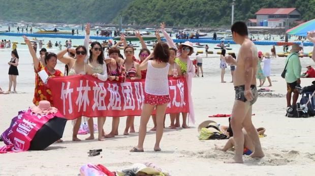 Chinese tourists enjoy the sand and surf on Koh Lan (Source: www.bangkokpost.com)