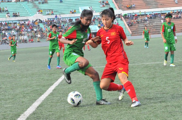 U16 nữ Việt Nam (áo đỏ) vẫn giành vé đi tiếp dù thua Banglandesh ở lượt cuối. (Nguồn: VFF)