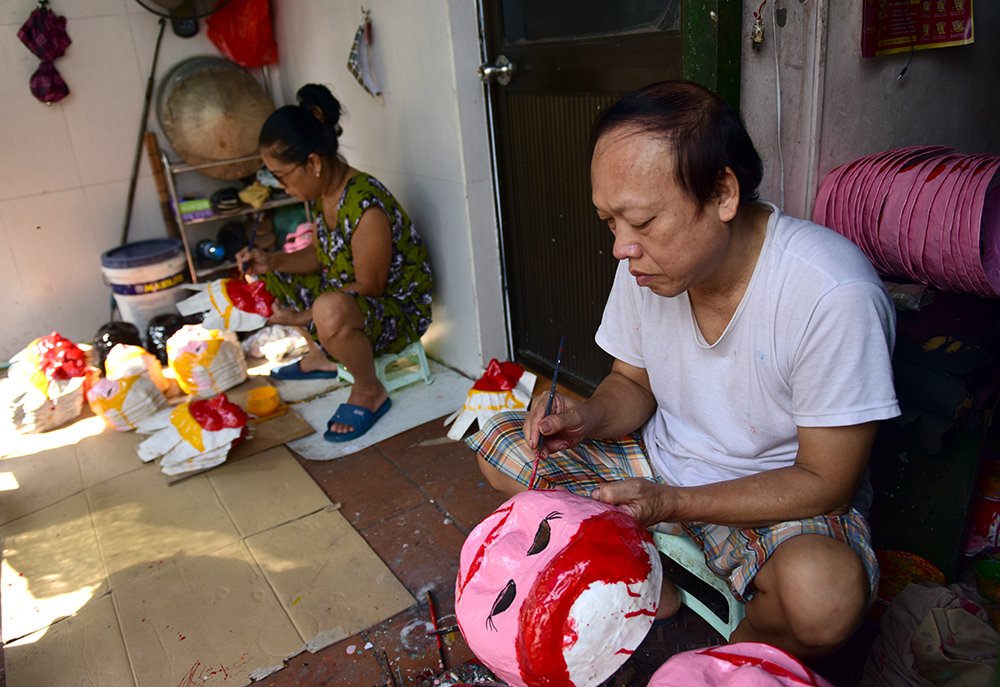 With nearly 40 years of experience in this profession, the couple of Nguyen Van Hoa and Dang Huong Lan are one of the last artisan families to stick to and keep the 