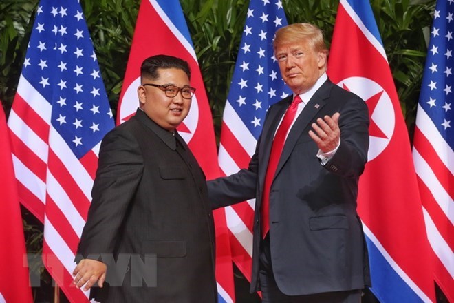 Tổng thống Mỹ Donald Trump (phải) và nhà lãnh đạo Triều Tiên Kim Jong-un tại cuộc hội đàm ở Singapore ngày 12/6. (Nguồn: THX/TTXVN)