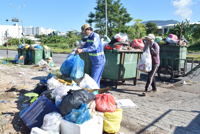 Công nhân phải bốc từng bao rác để tạm rác tại các điểm tập kết để có thùng trống đưa đi thu gom rác tại nhà dân