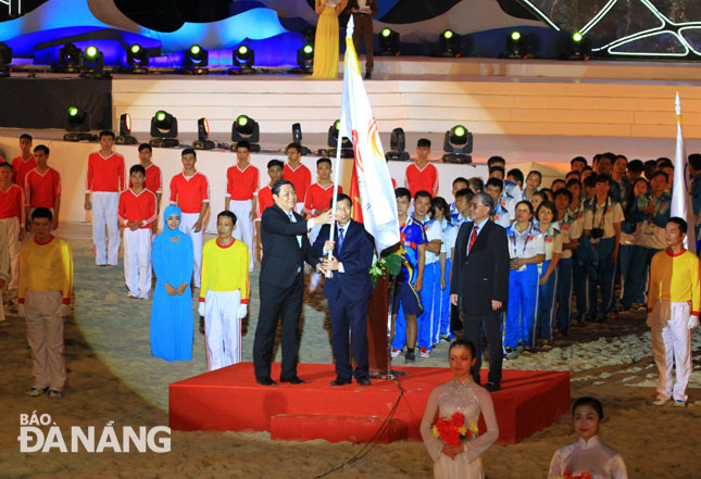 Municipal People’s Committee Chairman Huynh Duc Tho (left), Minister of Culture, Sports and Tourism Nguyen Ngoc Thien (middle), and Vice President Fok at the handover ceremony of the ABG flag