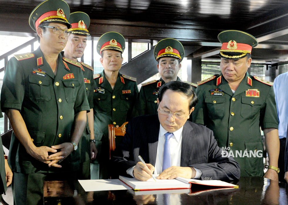 Chủ tịch nước Trần Đại Quang viết lưu bút  trong một lần đến  thăm Bảo tàng Hồ Chí Minh - Chi nhánh Quân khu 5.