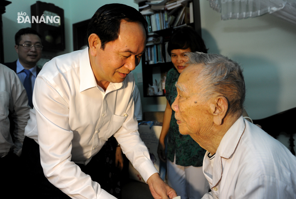 Chủ tịch nước Trần Đại Quang trong một lần đến thăm và ân cần thăm hỏi một gia đình chính sách trên địa bàn quận Hải Châu