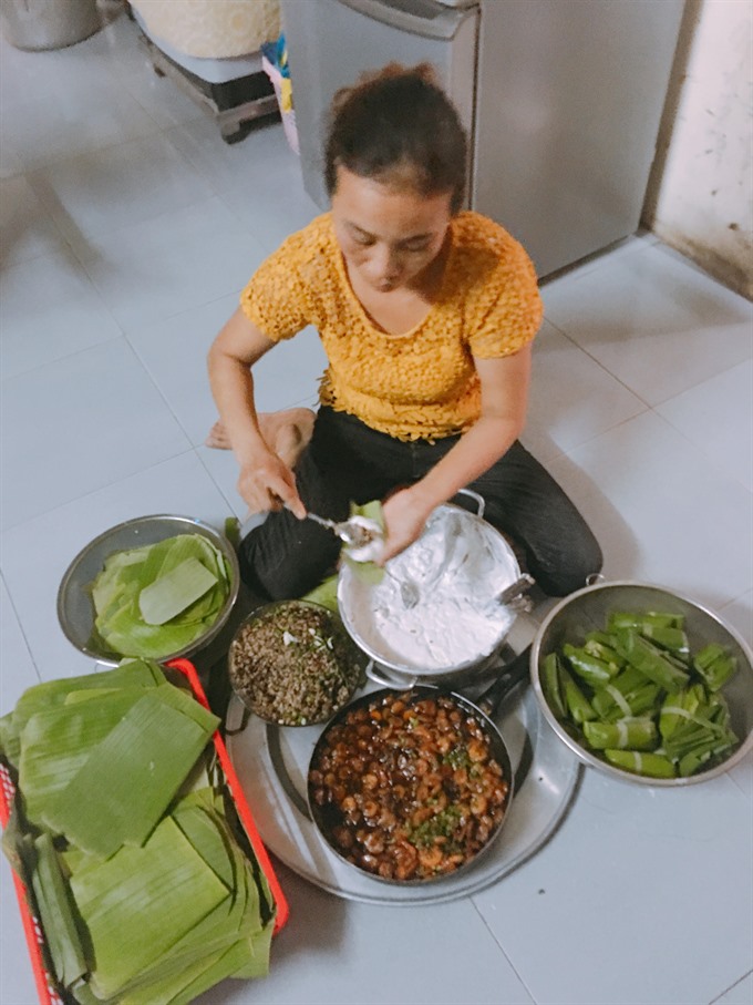 Master at work: Vui wraps her bánh bột lọc by hand. Read more at http://vietnamnews.vn/life-style/466317/steamed-dumplings-show-viet-nams-history.html#tOjUEbf52op3Y5w4.99