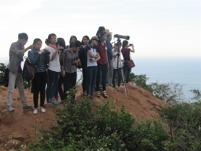 Students on a field trip to reserve. The Sơn Trà Nature Education Centre will lead more educational trips for youths. — VNS Photo Công Thành Read more at http://vietnamnews.vn/environment/466111/nature-education-centre-ready-to-welcome-students.html#FxUACJKOvMdOpxwg.99
