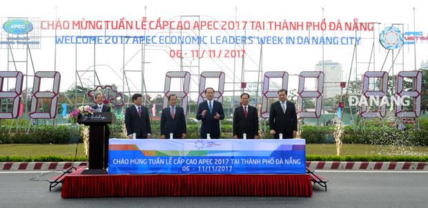 On 18 April 2017, late President Tran Dai Quang (3rd right) and some of the Da Nang leaders together pressed buttons to officially start a digital clock at the roundabout of Ngo Quyen and Pham Van Dong streets, which counted down to the start of the 2017 APEC Economic Leaders’ Week (AELW) in the city.