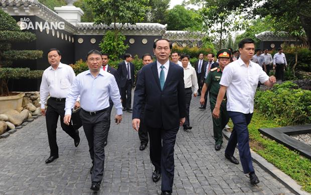 Also on the same day, late President Quang (front row, centre) checking the city’s preparations for the AELW.