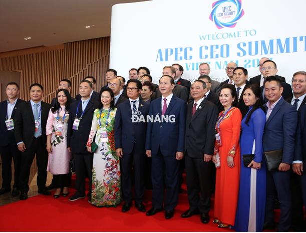 The late President (front row, 5th right) taking a photo with delegates attending the AELW in the city.