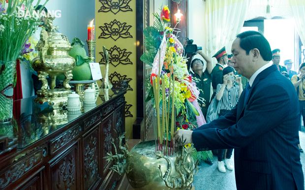 The late President offering incense to late President Ho Chi Minh at the Military Zone 5 branch of the Ho Chi Minh Museum. 