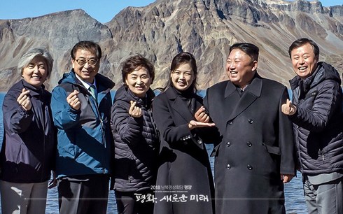 Twitter chính thức của văn phòng Tổng thống Hàn Quốc đăng ảnh nhà lãnh đạo Triều Tiên Kim Jong-un (thứ hai từ phải sang) 