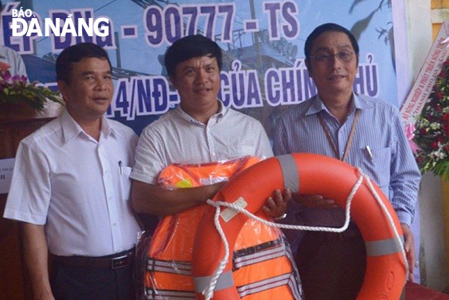 Muoi (centre) receiving life jackets prior to his offshore fishing trip