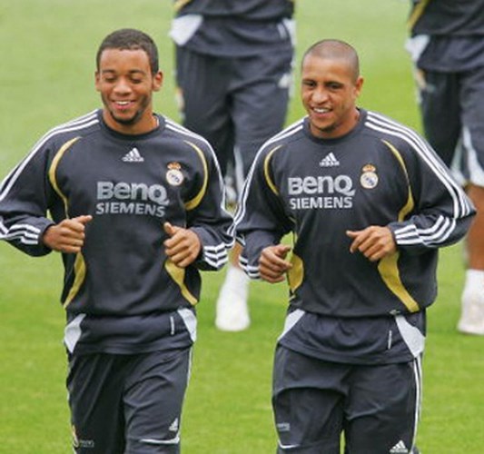 Hậu vệ trái: Roberto Carlos