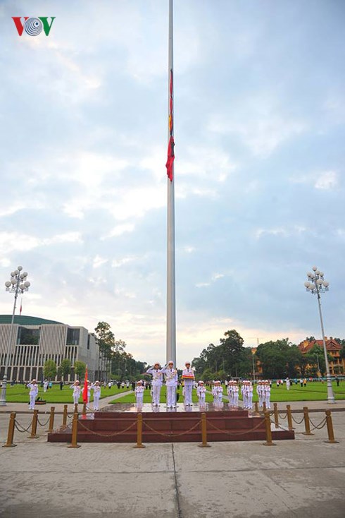 Cờ rủ Quốc tang Chủ tịch nước Trần Đại Quang trên Quảng trường Ba Đình.