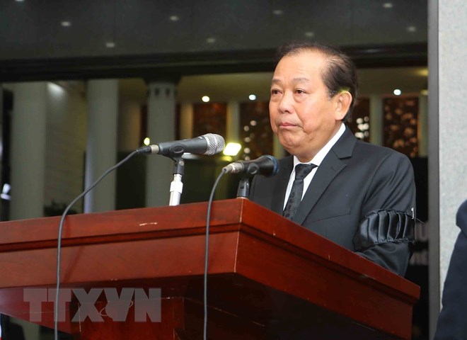 Đồng chí Trương Hòa Bình, Ủy viên Bộ Chính trị, Phó Thủ tướng thường trực Chính phủ đọc Tiểu sử Chủ tịch nước Trần Đại Quang và danh sách Ban Lễ tang. (Ảnh: TTXVN)