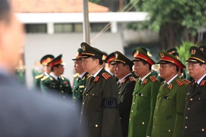 Đoàn Bộ Cộng an do Bộ trưởng Tô Lâm dẫn đầu chuẩn bị vào viếng Chủ tịch nước Trần Đại Quang.