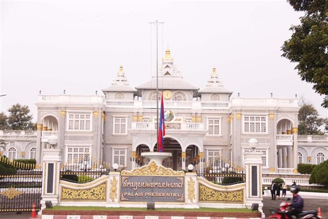 Theo phóng viên TTXVN tại Lào, đúng 6h sáng ngày 26-9, các cơ quan công sở của Lào trên cả nước đã thực hiện nghi thức hạ cờ xuống ½ cột để thực hiện nghi thức quốc tang cố Chủ tịch nước Trần Đại Quang.