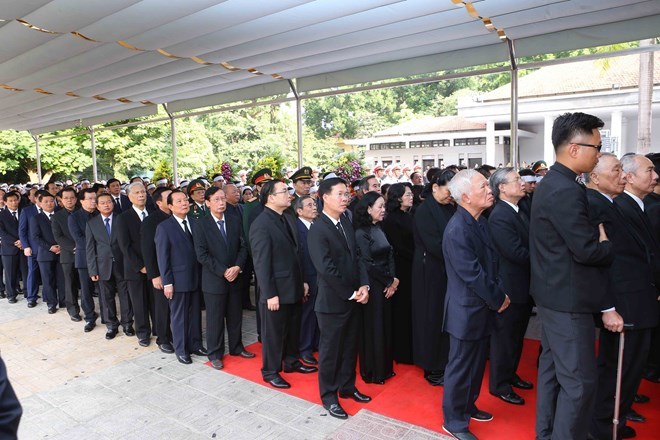 Incumbent and former leaders of the Party, State and representatives of central and local agencies pay their last respect to President Tran Dai Quang